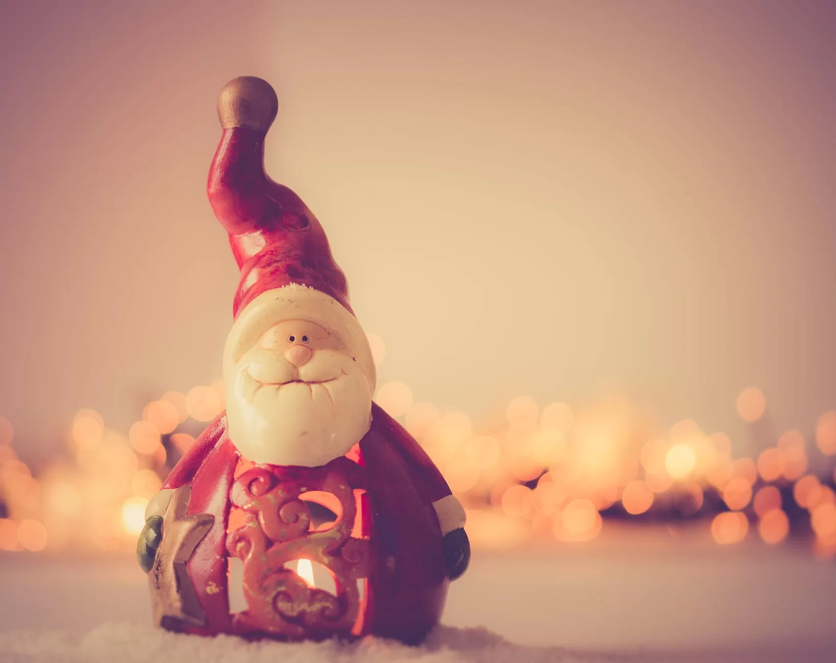 shallow focus photography of santa claus figurine