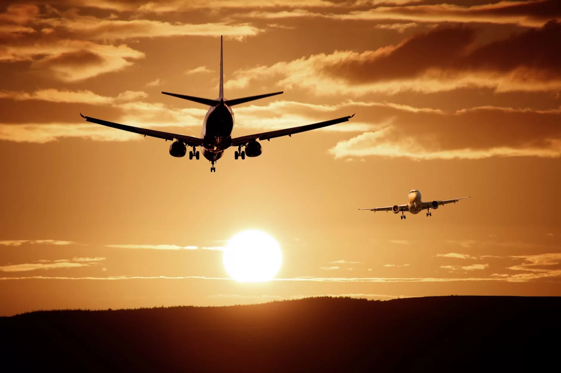 silhouette of airplanes How to find Cheap Flights