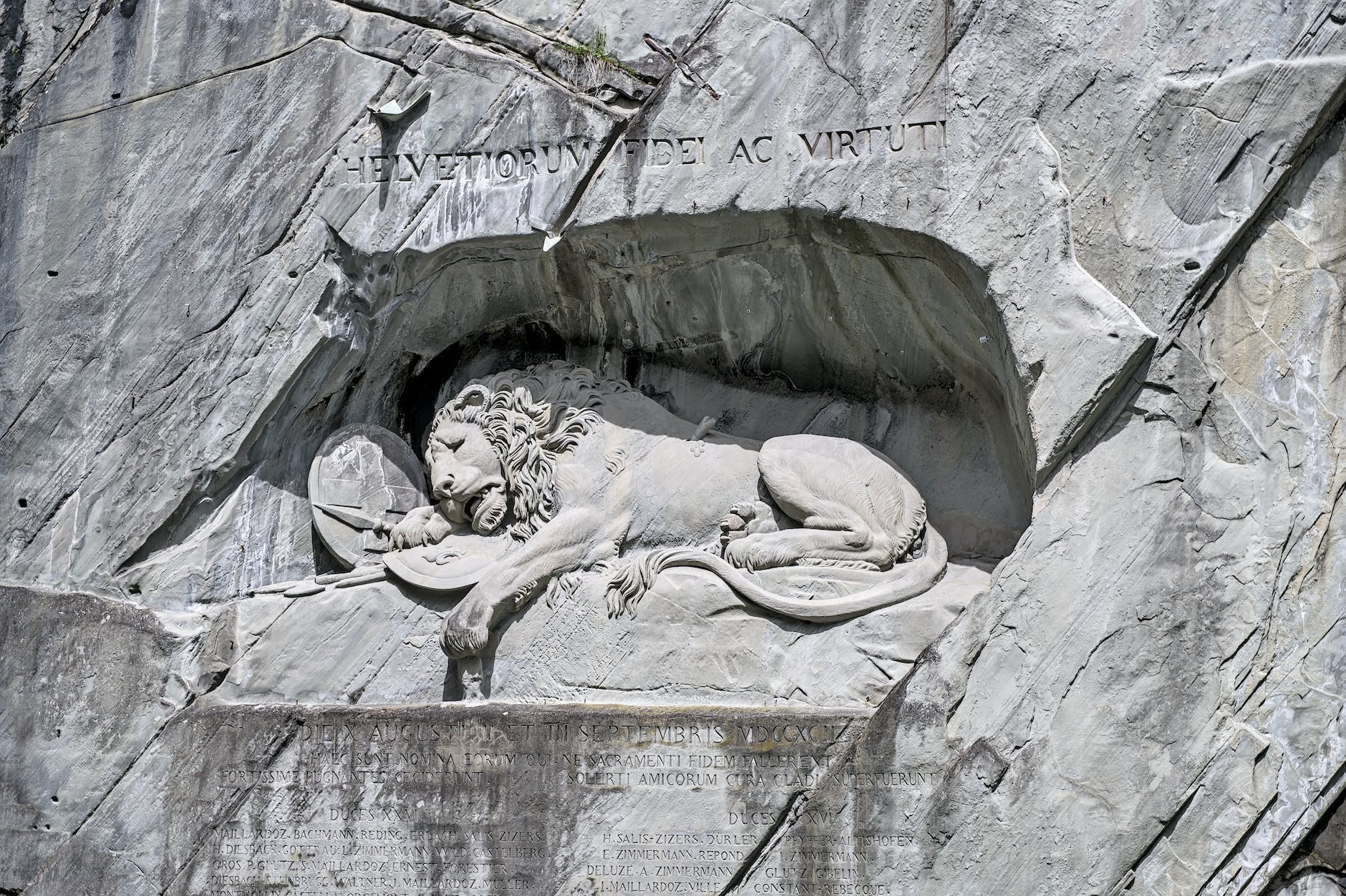 How to start a travel blog? sculpture of a lion in a rock niche in lucerne switzerland